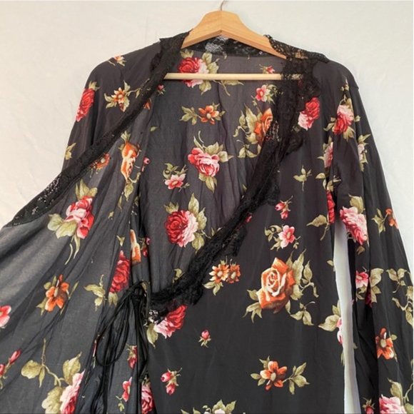 Breezy Lace and Roses Robe - Picture 4 of 7